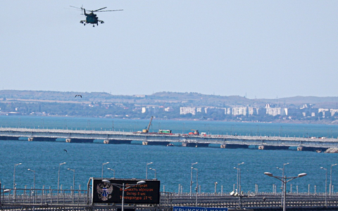 Blick auf die Krim-Brücke, die das russische Festland und die Halbinsel Krim über die Straße von Kertsch verbindet. - Foto: -/AP/dpa