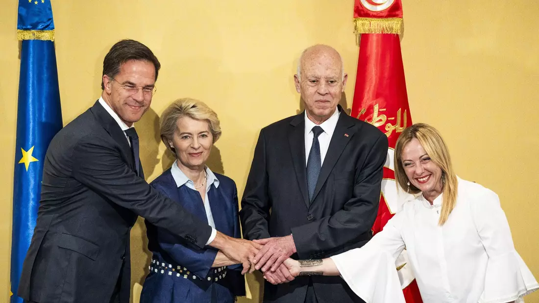 Mark Rutte (v.l.), Ursula von der Leyen, Kais Saied und Giorgia Meloni haben eine engere Zusammenarbeit beim Thema Migration ausgelotet. - Bild: Freek Van Den Bergh/ANP/dpa