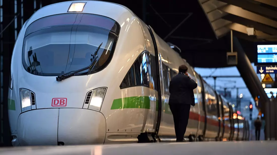 Der Tarifkonflikt bei der Bahn soll mit einer Schlichtung beigelegt werden. - Bild: Martin Schutt/dpa
