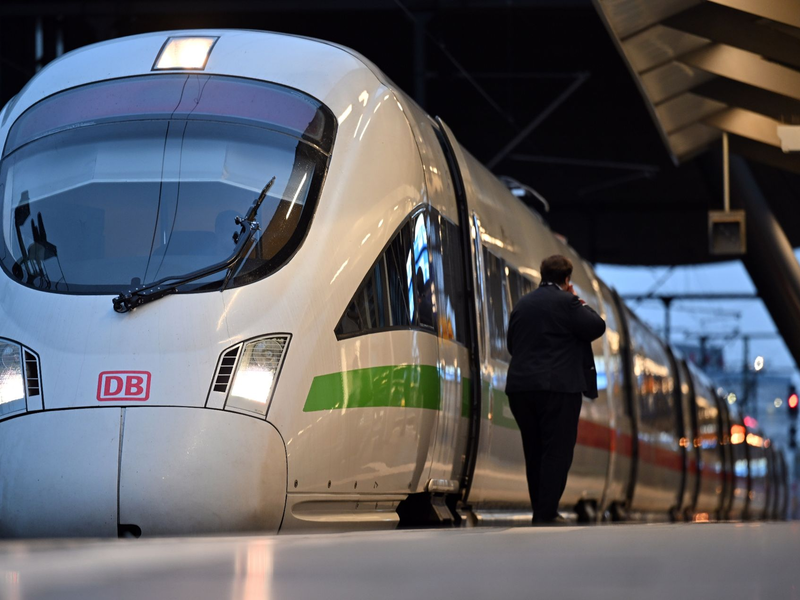 Der Tarifkonflikt bei der Bahn soll mit einer Schlichtung beigelegt werden. - Foto: Martin Schutt/dpa