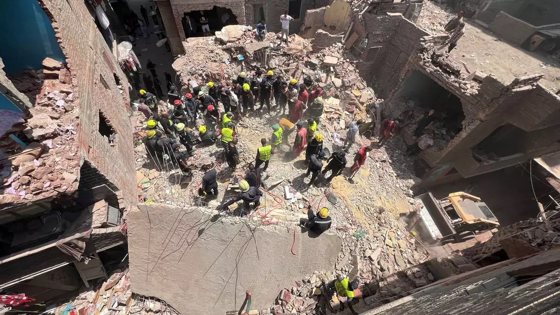 Rettungskräfte suchen nach Überlebenden in den Trümmern eines vierstöckigen Gebäudes, das im Stadtteil Hadayek al-Kobba eingestürzt ist. - Bild: Ahmed Gamal/dpa