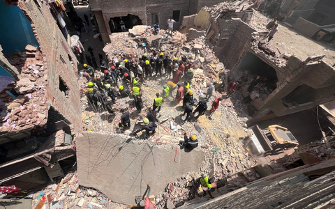 Rettungskräfte suchen nach Überlebenden in den Trümmern eines vierstöckigen Gebäudes, das im Stadtteil Hadayek al-Kobba eingestürzt ist. - Foto: Ahmed Gamal/dpa
