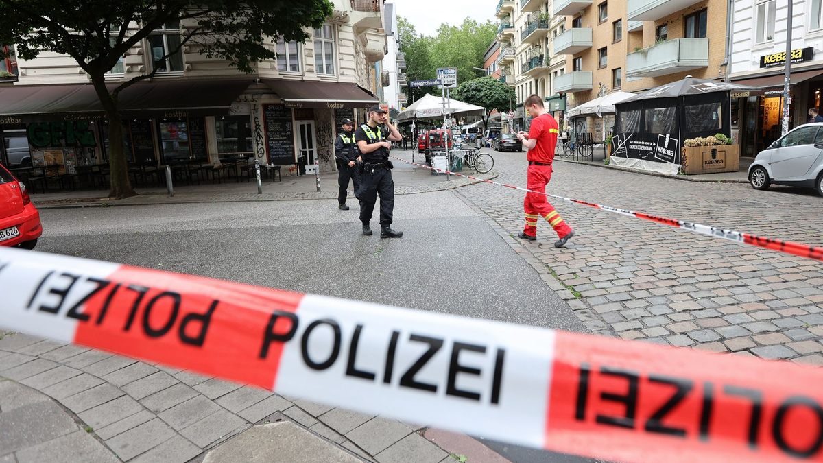 Einsatzkräfte sperren eine Straße am Rande des Schanzenviertels ab - bei Bauarbeiten wurde eine britische Fliegerbombe aus dem Zweiten Weltkrieg entdeckt. - Foto: Bodo Marks/Bodo Marks/dpa