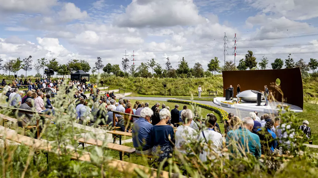 Angehörige der Opfer nehmen an der Gedenkfeier am Nationaldenkmal MH17 teil. - Bild: Sem Van Der Wal/ANP/dpa