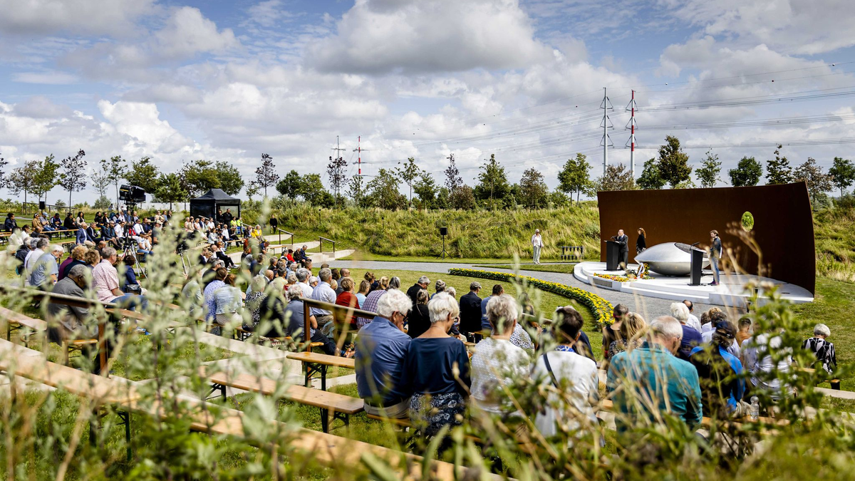 Angehörige der Opfer nehmen an der Gedenkfeier am Nationaldenkmal MH17 teil. - Foto: Sem Van Der Wal/ANP/dpa