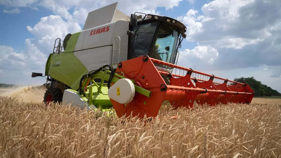 Zehn Kilometer von der Frontlinie entfernt drischt ein ukrainischer Bauer in der Region Dnipropetrowsk den Weizen auf seinem Feld. - Bild: Efrem Lukatsky/AP/dpa