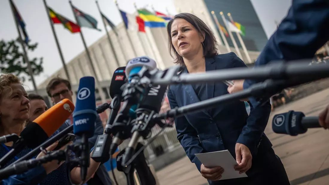 Bundesaußenministerin Annalena Baerbock spricht während der Sitzung zur Ukraine im UN-Sicherheitsrat in New York. - Bild: Michael Kappeler/dpa