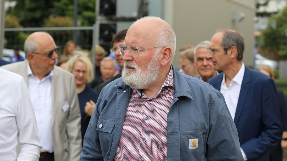 Frans Timmermans (M), EU-Kommissionsvize besucht das St. Antonius Krankenhaus. Die Niederländische Grüne und Sozialdemokraten bilden nun eine gemeinsame Liste. Als möglicher gemeinsamer Spitzenkandidat gilt Frans Timmermans. - Foto: Sascha Thelen/dpa