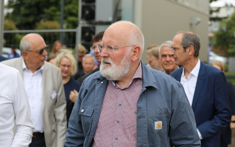 Frans Timmermans (M), EU-Kommissionsvize besucht das St. Antonius Krankenhaus. Die Niederländische Grüne und Sozialdemokraten bilden nun eine gemeinsame Liste. Als möglicher gemeinsamer Spitzenkandidat gilt Frans Timmermans. - Foto: Sascha Thelen/dpa