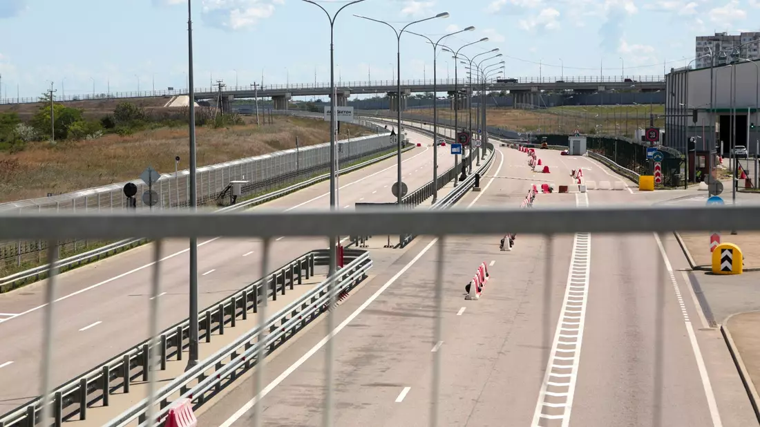 Blick auf eine leere Autobahn zur gesperrten Krim-Brücke, die das russische Festland und die Halbinsel Krim verbindet. - Bild: -/AP/dpa