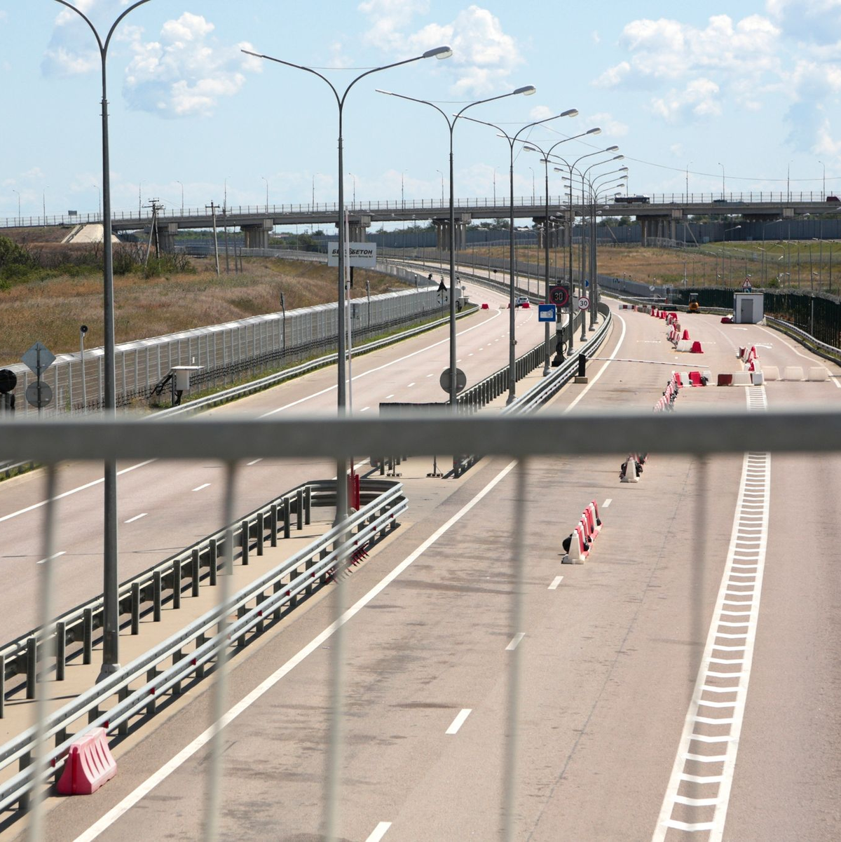 Blick auf eine leere Autobahn zur gesperrten Krim-Brücke, die das russische Festland und die Halbinsel Krim verbindet. - Foto: -/AP/dpa