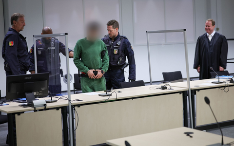 Der Angeklagte Ibrahim A. (3.v.l.) wird in den Gerichtssaal gebracht. - Foto: Christian Charisius/dpa/Pool/dpa