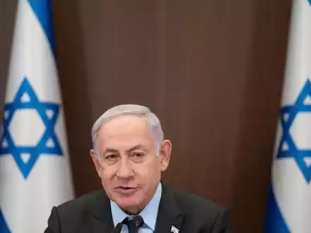 Israels Ministerpräsident Benjamin Netanjahu leitet eine Kabinettssitzung. - Foto: Ohad Zwigenberg/AP Pool/dpa