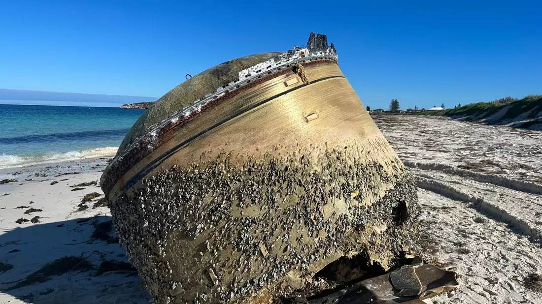 Dieses zylindrische Objekt wurde am Strand von Green Head etwa 250 Kilometer nördlich von Perth angespült. - Bild: -/Australian Space Agency via AAP/dpa