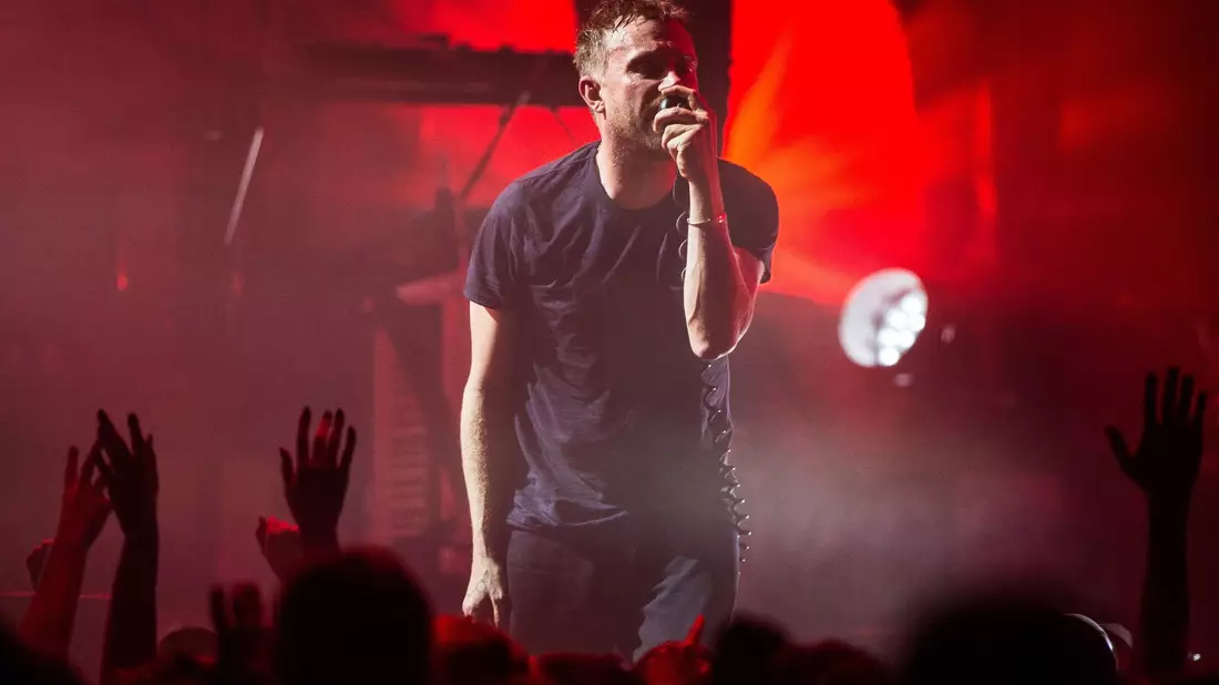 Damon Albarn 2017 bei einem Konzert in Berlin. - Bild: Christophe Gateau/dpa