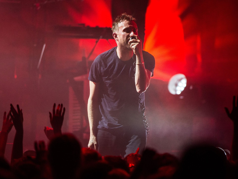 Damon Albarn 2017 bei einem Konzert in Berlin. - Foto: Christophe Gateau/dpa