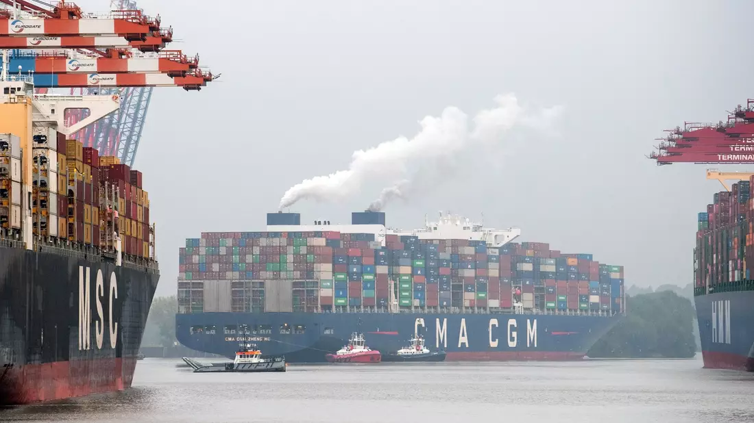 Containerschiff «CMA CGM Zheng He» der französischen Redderei CMA CGM. Das Schifffahrts- und Logistikunternehmen CMA CGM will Bolloré Logistics für 5,1 Milliarden Dollar kaufen. - Bild: Daniel Bockwoldt/dpa