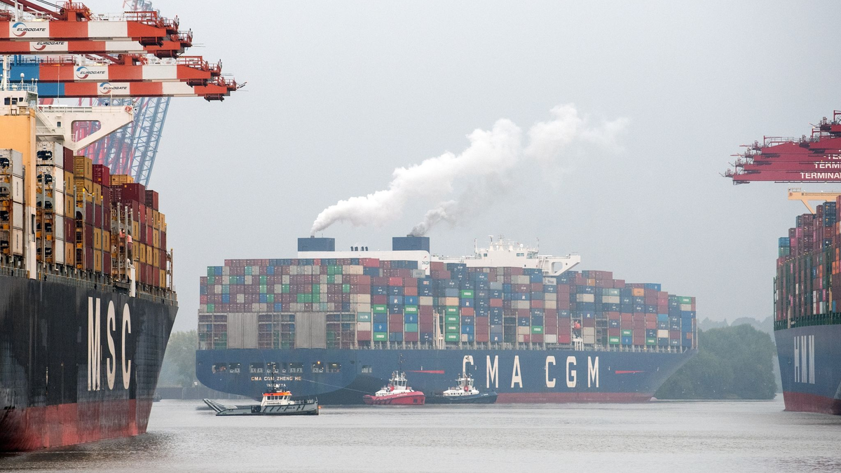 Containerschiff «CMA CGM Zheng He» der französischen Redderei CMA CGM. Das Schifffahrts- und Logistikunternehmen CMA CGM will Bolloré Logistics für 5,1 Milliarden Dollar kaufen. - Foto: Daniel Bockwoldt/dpa