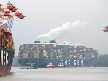 Containerschiff «CMA CGM Zheng He» der französischen Redderei CMA CGM. Das Schifffahrts- und Logistikunternehmen CMA CGM will Bolloré Logistics für 5,1 Milliarden Dollar kaufen. - Foto: Daniel Bockwoldt/dpa