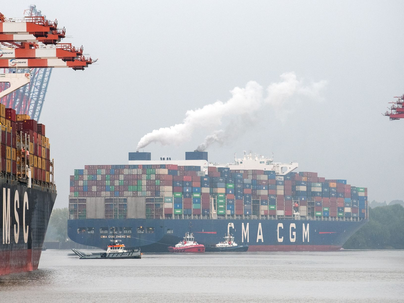 Containerschiff «CMA CGM Zheng He» der französischen Redderei CMA CGM. Das Schifffahrts- und Logistikunternehmen CMA CGM will Bolloré Logistics für 5,1 Milliarden Dollar kaufen. - Foto: Daniel Bockwoldt/dpa