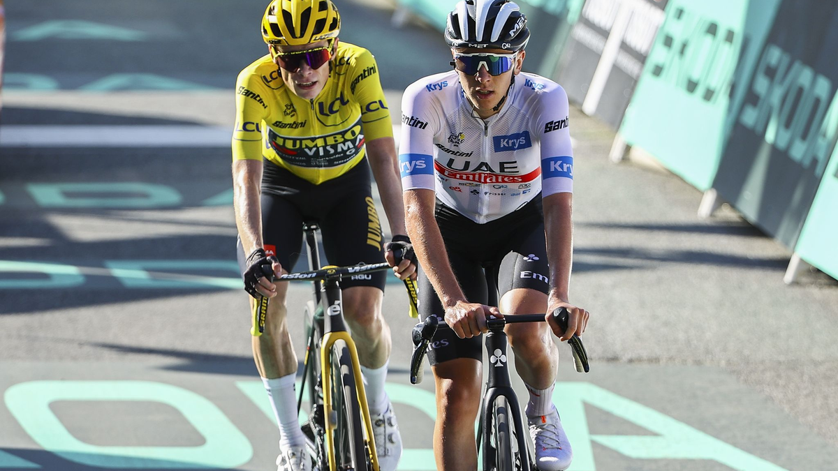 Jonas Vingegaard aus Dänemark und Tadej Pogacar aus Slowenien überqueren die Ziellinie in Saint-Gervais Mont-Blanc. - Foto: David Pintens/Belga/dpa