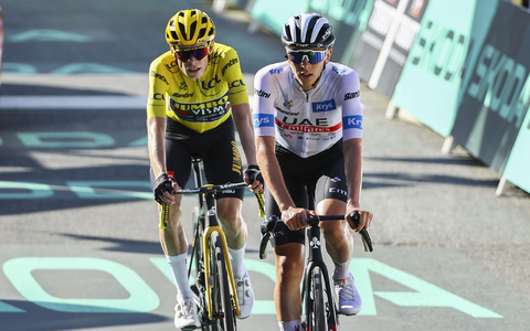 Jonas Vingegaard aus Dänemark und Tadej Pogacar aus Slowenien überqueren die Ziellinie in Saint-Gervais Mont-Blanc. - Foto: David Pintens/Belga/dpa