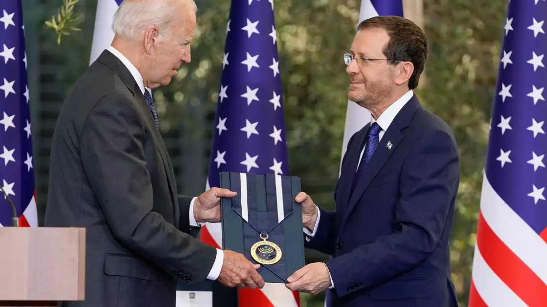 US-Präsident Joe Biden (l) bei einer früheren Begegnung mit Israels Präsident Izchak Herzog in Jerusalem. - Bild: Evan Vucci/AP/dpa