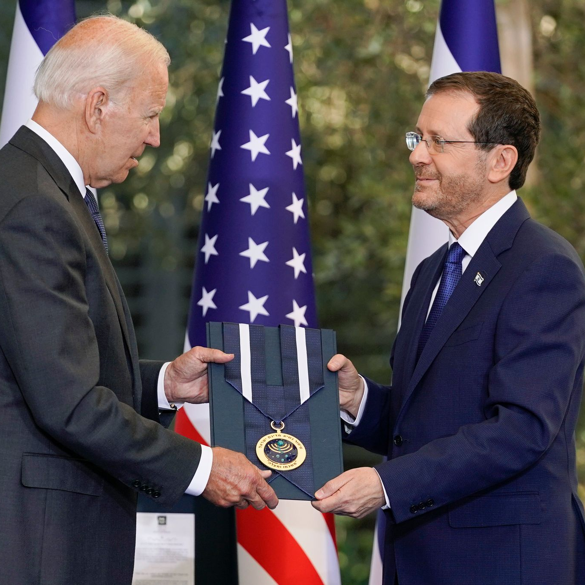 US-Präsident Joe Biden (l) bei einer früheren Begegnung mit Israels Präsident Izchak Herzog in Jerusalem. - Foto: Evan Vucci/AP/dpa