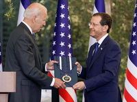 US-Präsident Joe Biden (l) bei einer früheren Begegnung mit Israels Präsident Izchak Herzog in Jerusalem. - Foto: Evan Vucci/AP/dpa