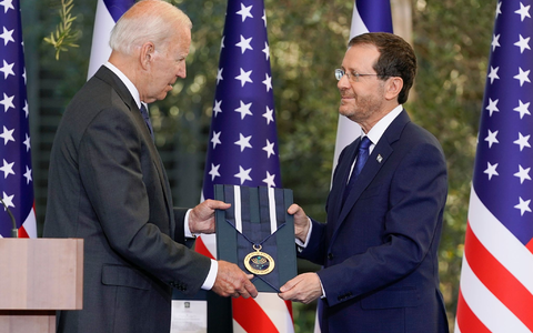 US-Präsident Joe Biden (l) bei einer früheren Begegnung mit Israels Präsident Izchak Herzog in Jerusalem. - Foto: Evan Vucci/AP/dpa