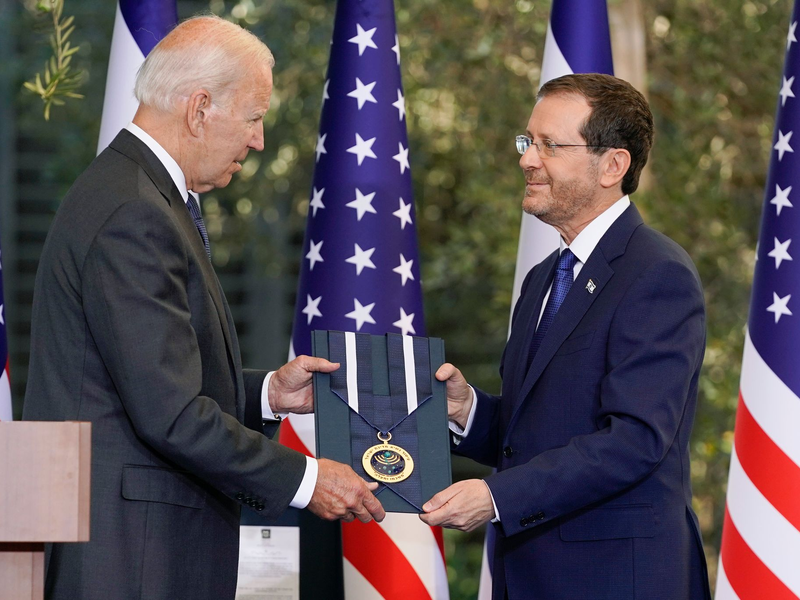 US-Präsident Joe Biden (l) bei einer früheren Begegnung mit Israels Präsident Izchak Herzog in Jerusalem. - Foto: Evan Vucci/AP/dpa