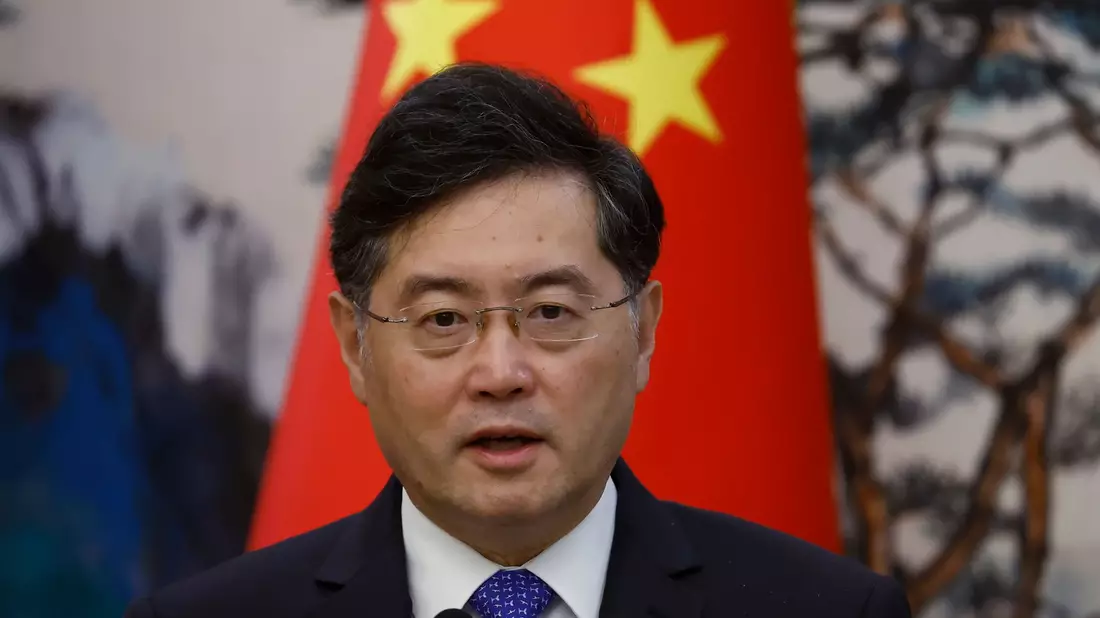 Chinas Außenminister Qin Gang bei einer Pressekonferenz in Peking. - Bild: Thomas Peter/Reuters Pool via AP/dpa