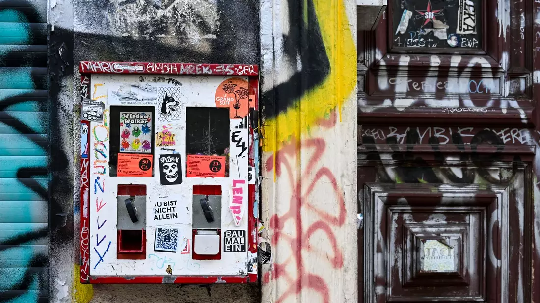 Es gibt sie noch - auch wenn die Kaugummiautomat nicht selten beklebt oder besprüht sind. - Bild: Jens Kalaene/dpa