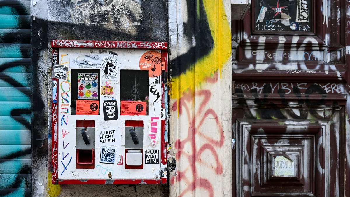 Es gibt sie noch - auch wenn die Kaugummiautomat nicht selten beklebt oder besprüht sind. - Foto: Jens Kalaene/dpa