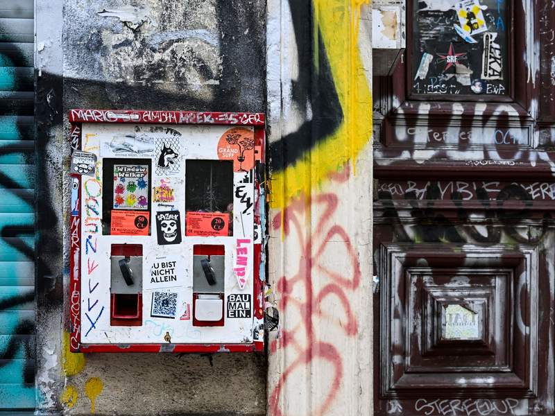 Es gibt sie noch - auch wenn die Kaugummiautomat nicht selten beklebt oder besprüht sind. - Foto: Jens Kalaene/dpa