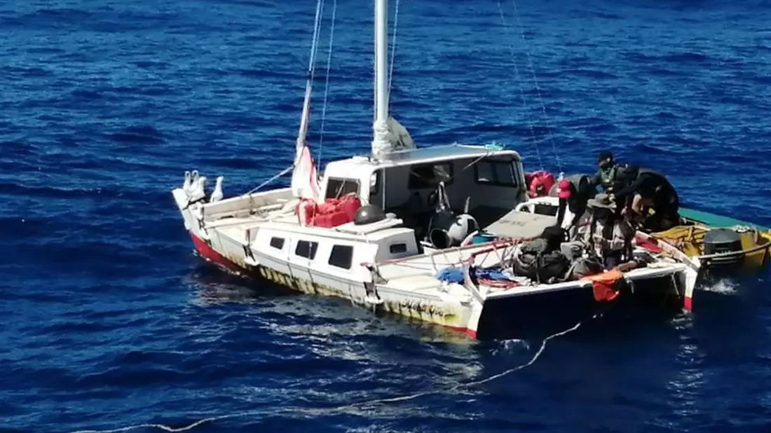 Tim Shaddock (M) an Bord des Thunfischfängers «Maria Delia». - Bild: -/Grupomar/dpa