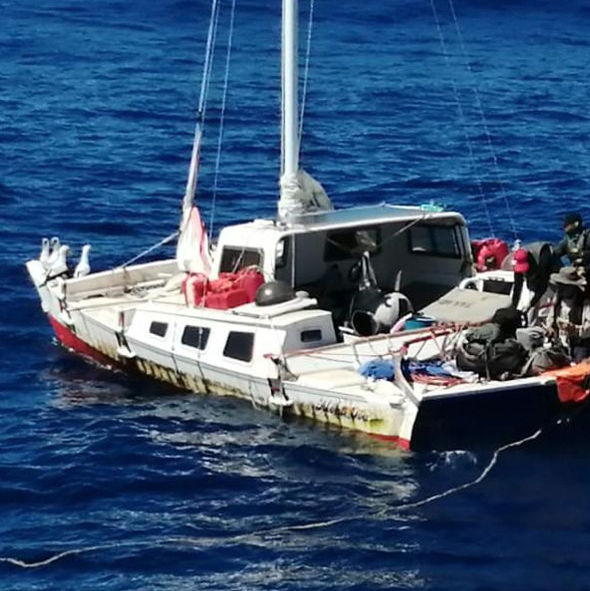 Tim Shaddock (M) an Bord des Thunfischfängers «Maria Delia». - Foto: -/Grupomar/dpa