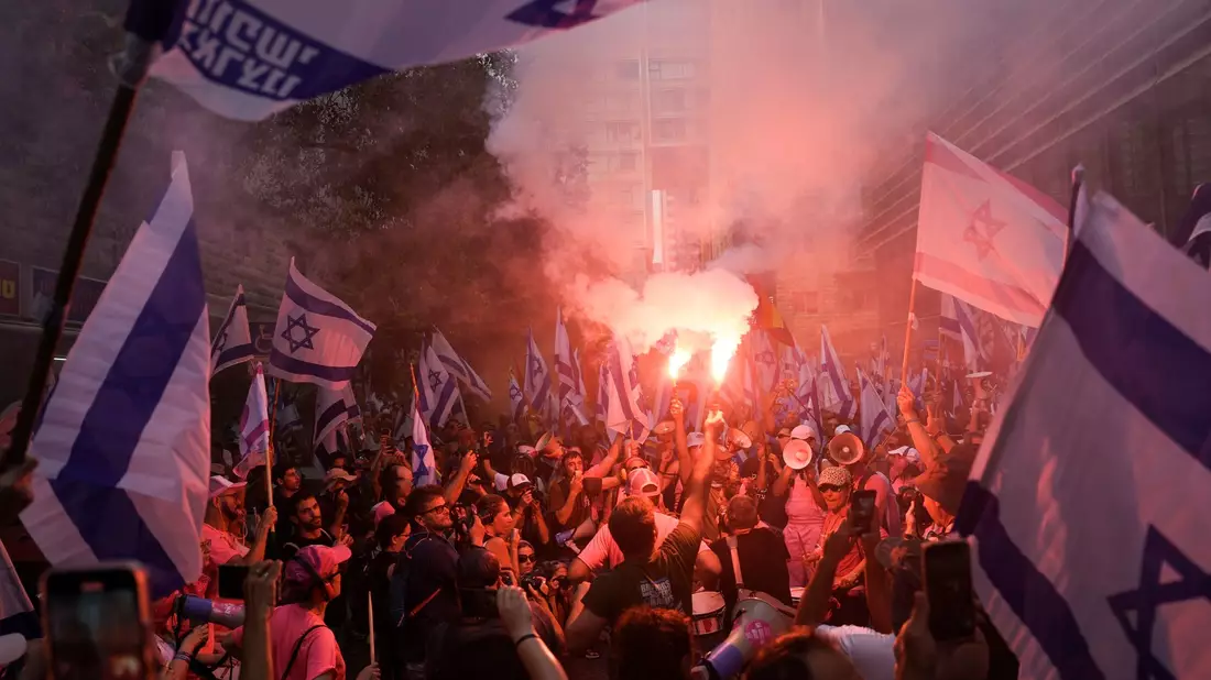 Protest gegen die geplante Justizreform der israelischen Regierung in Tel Aviv. - Bild: Oded Balilty/AP/dpa
