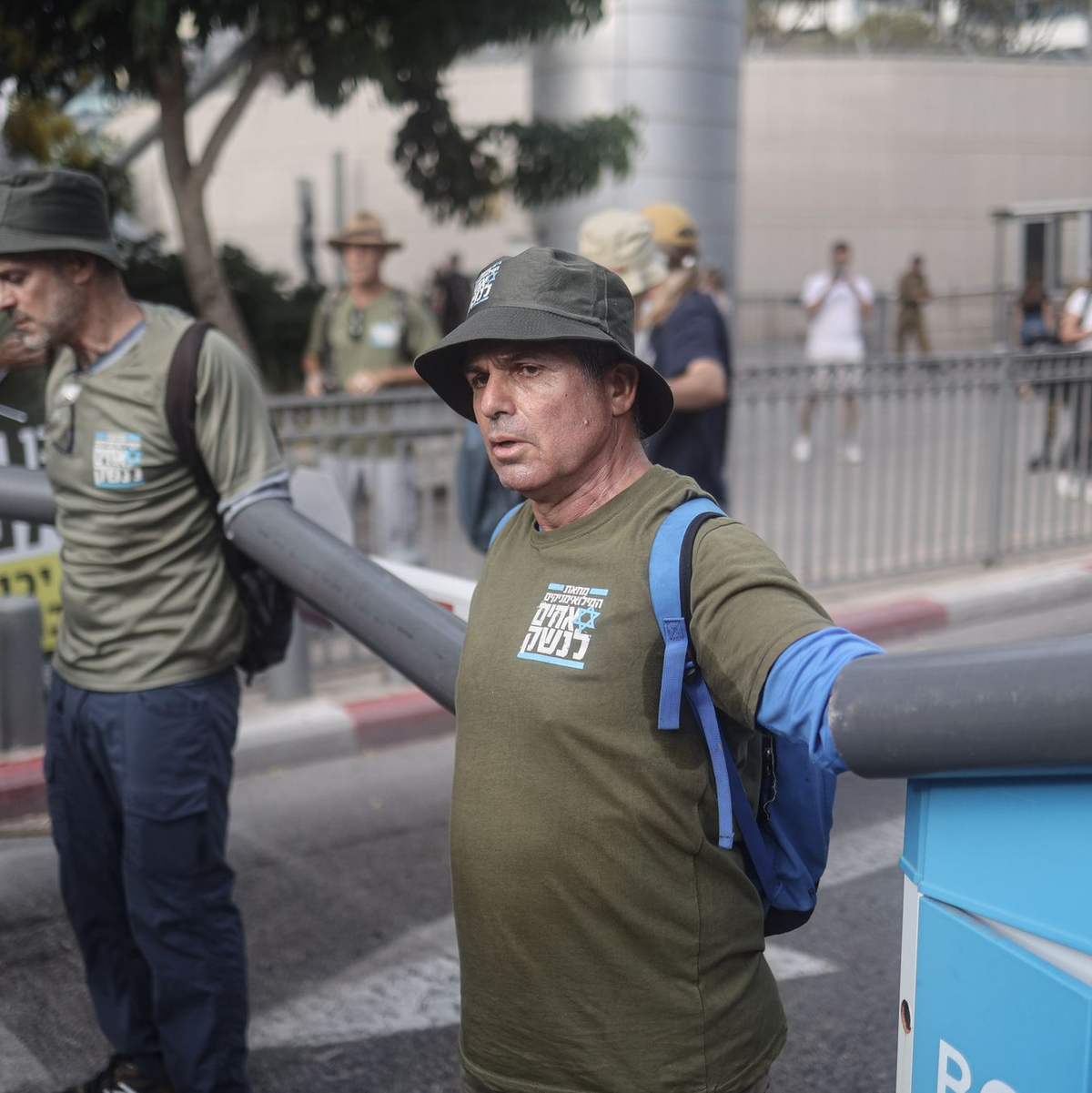 Als Ausdruck ihres Widerstands gegen die geplante Justizreform blockieren israelische Militärreservisten den Eingang zu einem Militärstützpunkt. - Foto: Ilia Yefimovich/dpa
