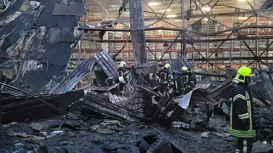 Nach einem russischen Luftangriff auf Odessa Mitte Juni löschen Feuerwehrleute einen Brand in einem Lagergebäude. Nun hat Russland die Schwarzmeerstadt erneut angegriffen. - Bild: Uncredited/Ukrainian Emergency Situation Press Office/AP/dpa