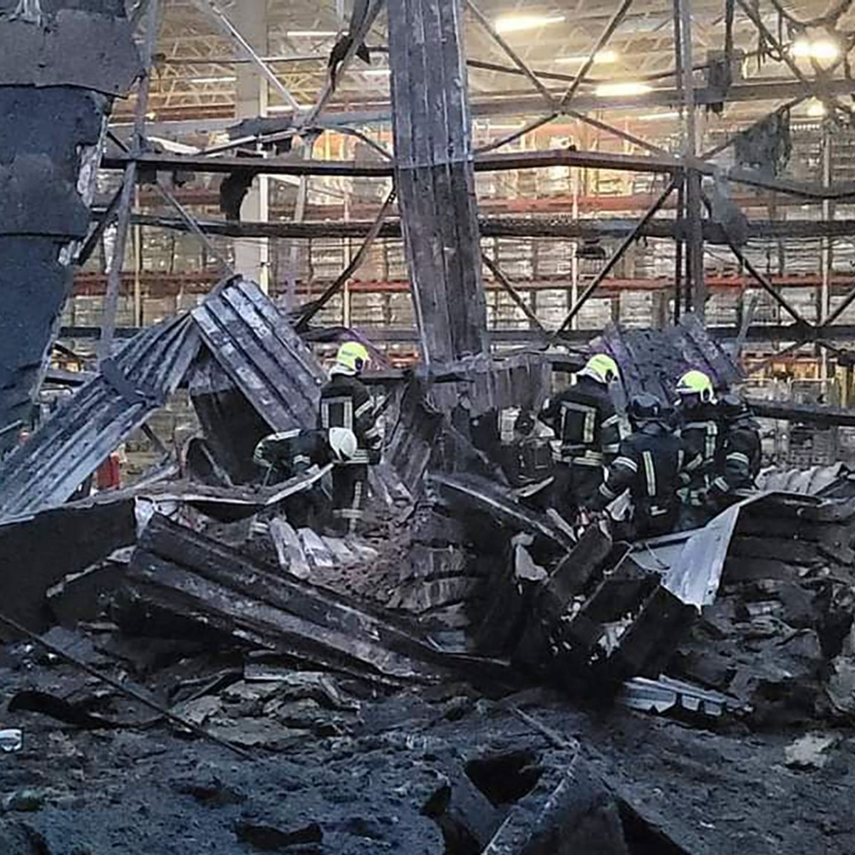 Nach einem russischen Luftangriff auf Odessa Mitte Juni löschen Feuerwehrleute einen Brand in einem Lagergebäude. Nun hat Russland die Schwarzmeerstadt erneut angegriffen. - Foto: Uncredited/Ukrainian Emergency Situation Press Office/AP/dpa