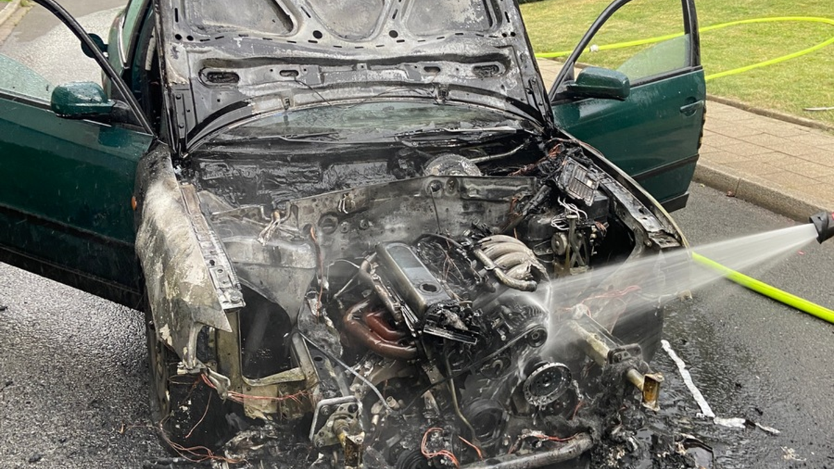 FW-SE: Feuer zerstört Hallenkomplex - Foto: presseportal.de