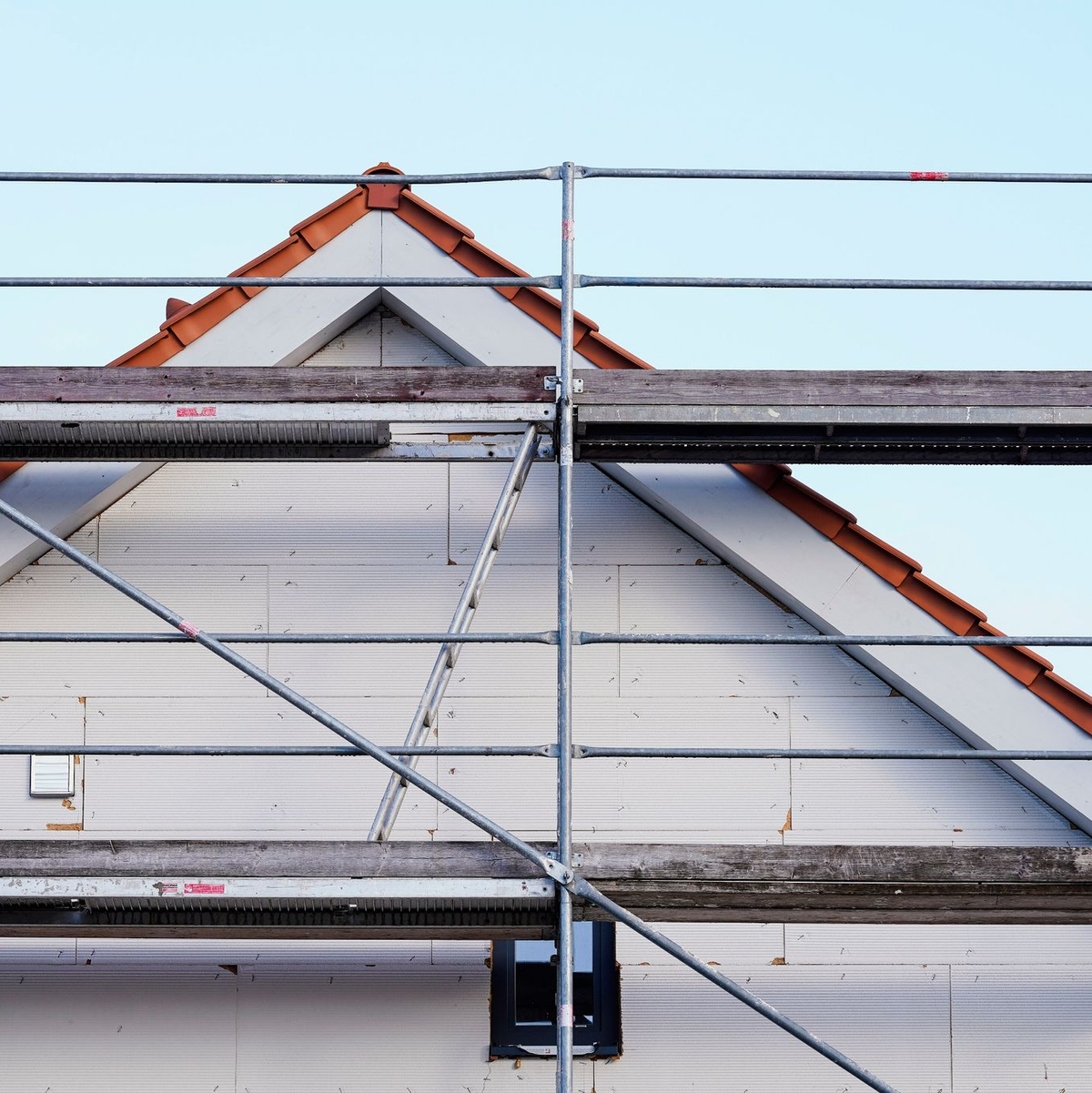 Baugerüst in einem Neubaugebiet. Die Zahl der Baugenehmigungen ist erneut gesunken. - Foto: Uwe Anspach/dpa