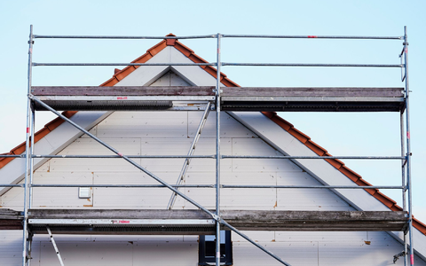 Baugerüst in einem Neubaugebiet. Die Zahl der Baugenehmigungen ist erneut gesunken. - Foto: Uwe Anspach/dpa