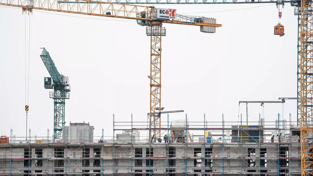 Die Zahl der Baugenehmigungen für Wohnungen in Deutschland ist auch im Mai zurückgegangen. - Bild: Frank Hormann/dpa