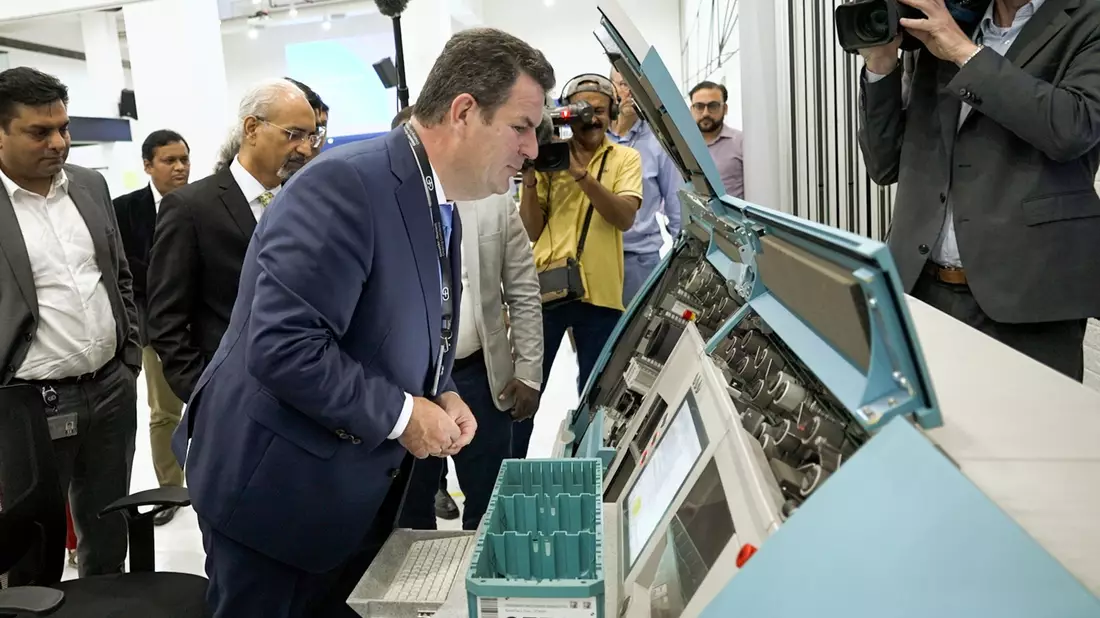 Bundesarbeitsminister Hubertus Heil besucht in Neu Delhi das deutsche Unternehmen Giesecke & Devrient Information Technology, das unter anderem Geldzählmaschinen herstellt. - Bild: Christophe Gateau/dpa
