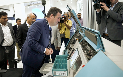 Bundesarbeitsminister Hubertus Heil besucht in Neu Delhi das deutsche Unternehmen Giesecke & Devrient Information Technology, das unter anderem Geldzählmaschinen herstellt. - Foto: Christophe Gateau/dpa Bundesarbeitsminister Hubertus Heil besucht in Neu Delhi das deutsche Unternehmen Giesecke & Devrient Information Technology, das unter anderem Geldzählmaschinen herstellt. - Foto: Christophe Gateau/dpa