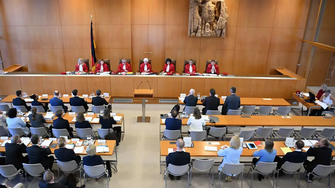 Der Zweite Senat des Bundeverfassungsgerichts verhandelt über die Wahlprüfungsbeschwerde der Unionsfraktion im Bundestag. - Bild: Bernd Weißbrod/dpa