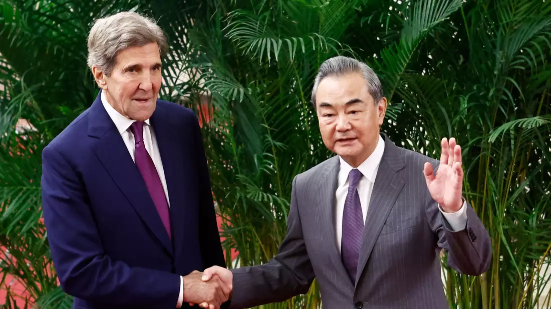 John Kerry (l) wird in Peking von Spitzendiplomat Wang Yi empfangen. - Bild: Florence Lo/Reuters Pool via AP/dpa