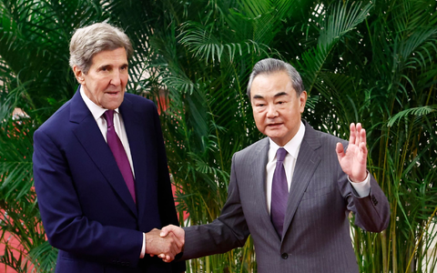 John Kerry (l) wird in Peking von Spitzendiplomat Wang Yi empfangen. - Foto: Florence Lo/Reuters Pool via AP/dpa
